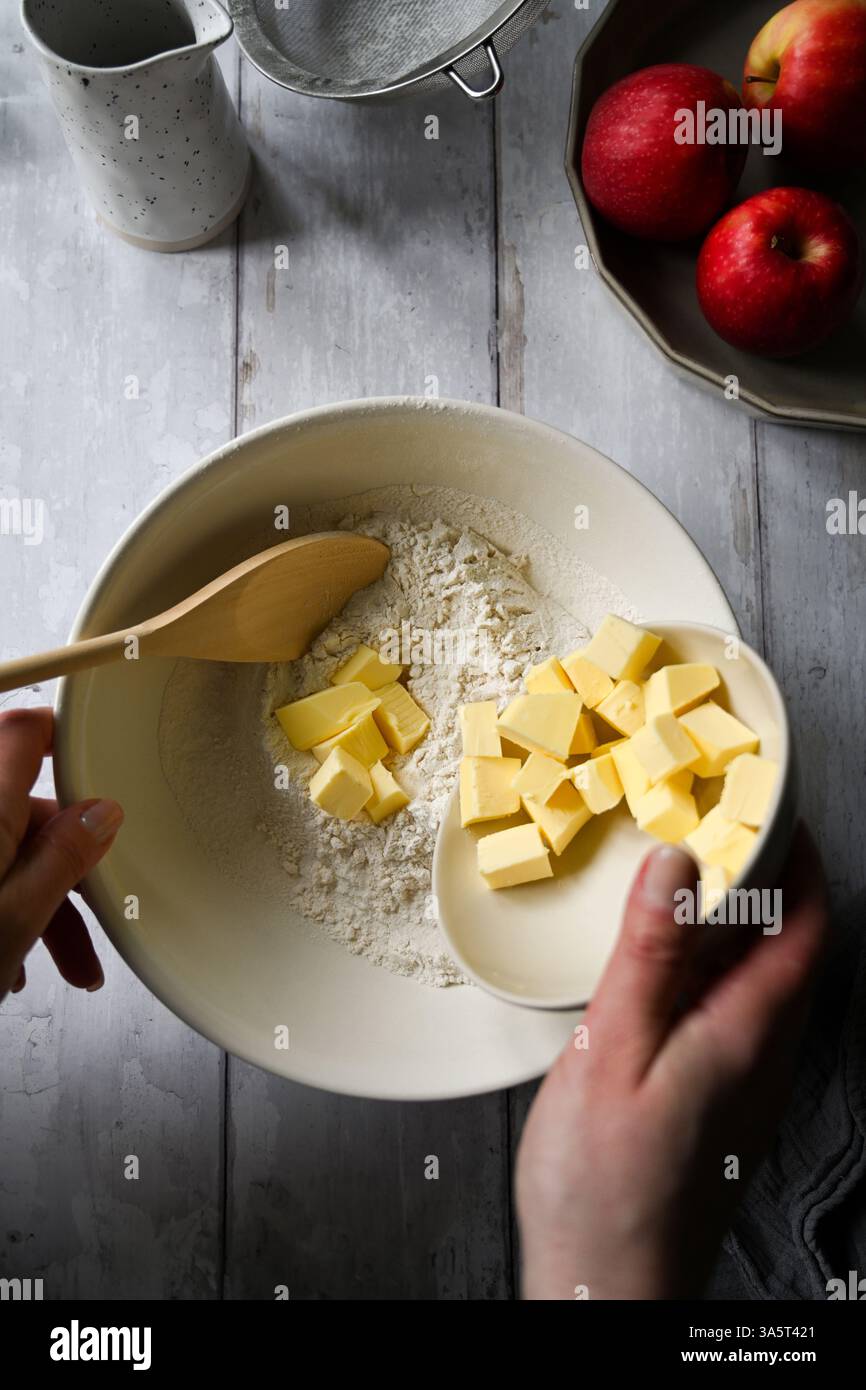 Concetto di cottura in casa. Recipiente con farina bianca, ingredienti per mela pi Foto Stock