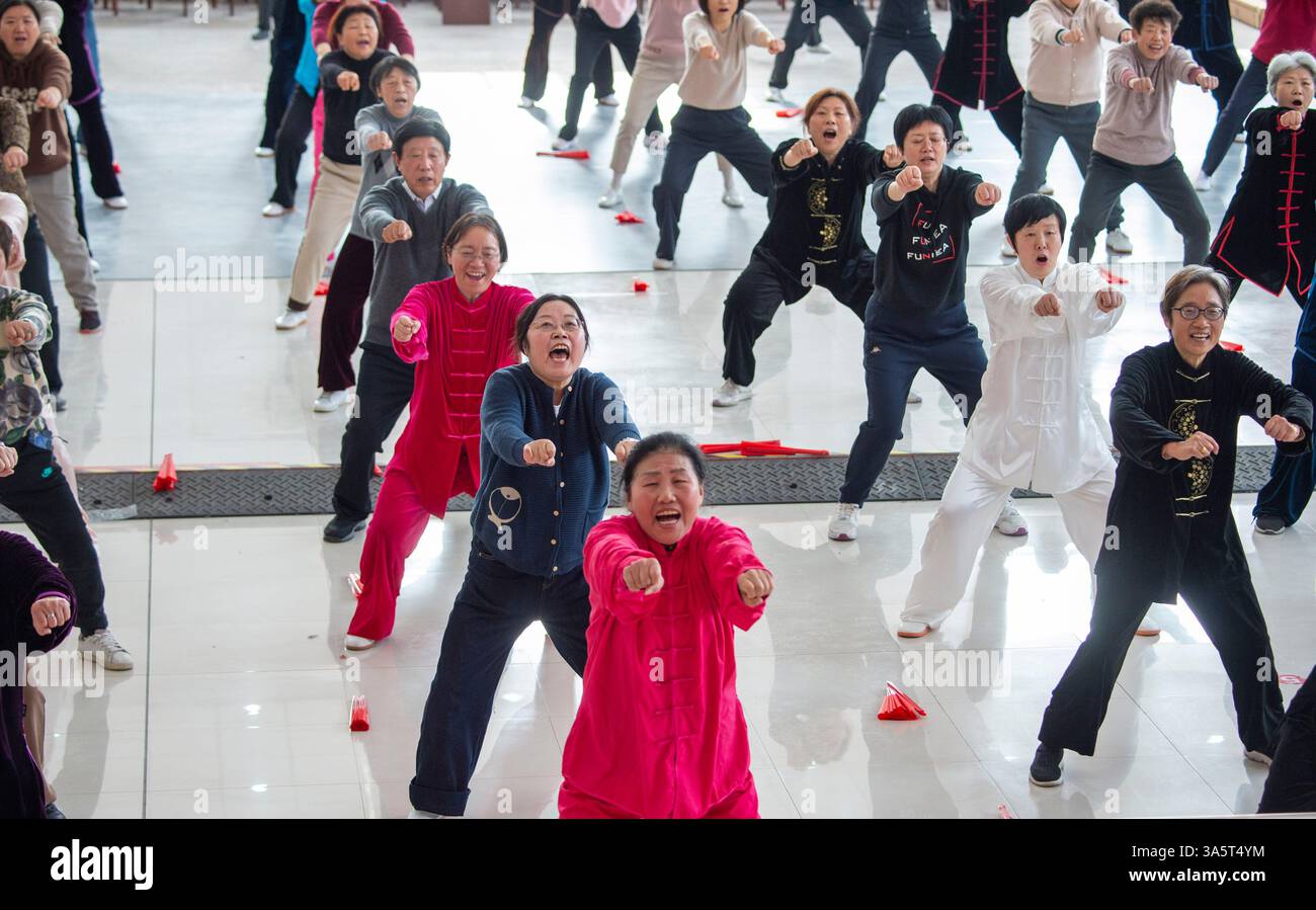HAIAN, CINA - 24 MARZO 2025 - gli studenti si rilassano al termine di una sessione di formazione presso il campus Haian High-tech zone dell'Università per anziani Foto Stock
