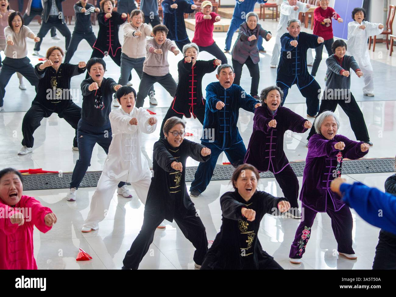 HAIAN, CINA - 24 MARZO 2025 - gli studenti si rilassano al termine di una sessione di formazione presso il campus Haian High-tech zone dell'Università per anziani Foto Stock