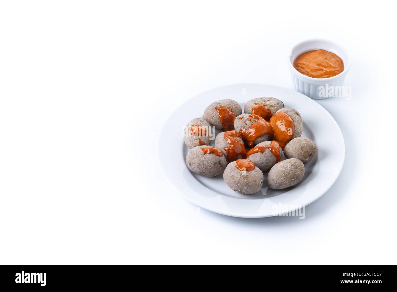 Papas arrugadas con mojo isolato su sfondo bianco. Cibo tradizionale delle Canarie Foto Stock