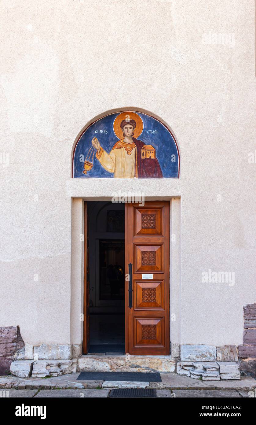 Il monastero di Banjska è un monastero ortodosso serbo situato nel villaggio di Banjska vicino a Zvečan, in Kosovo. Foto Stock
