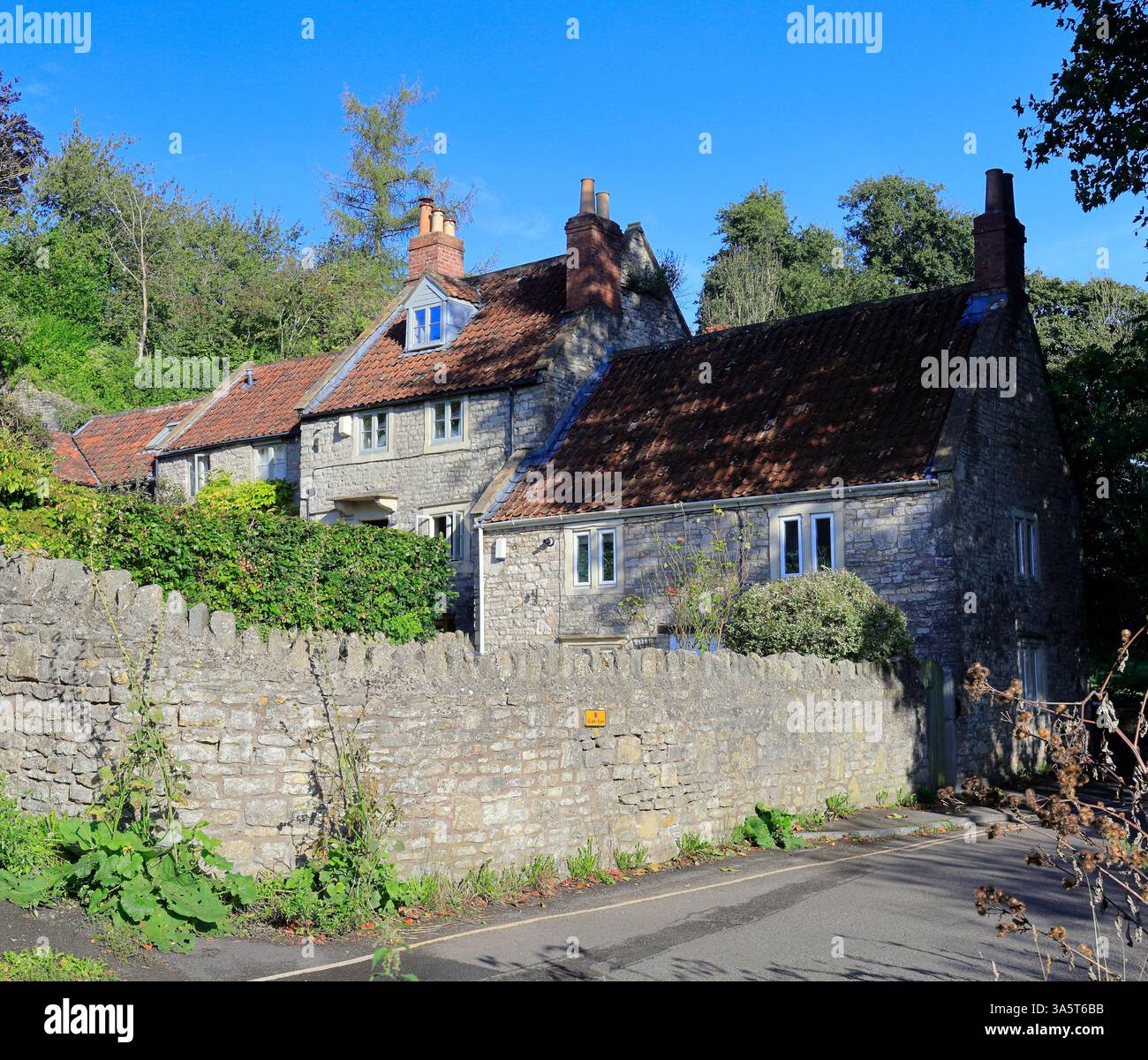 Splendidi cottage in pietra, The Shallows, Saltford, vicino a Bristol, Inghilterra sud-occidentale. Effettuata a marzo 2025 inverno/primavera Foto Stock