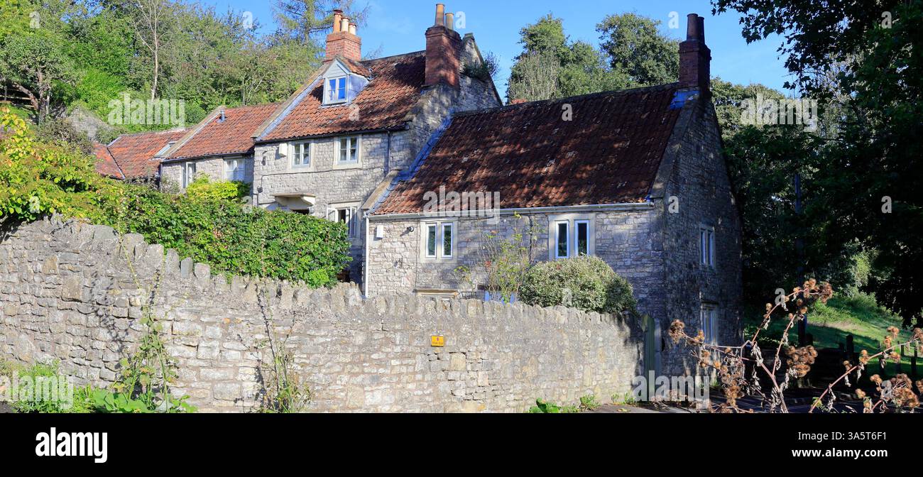 Splendidi cottage in pietra, The Shallows, Saltford, vicino a Bristol, Inghilterra sud-occidentale. Effettuata a marzo 2025 inverno/primavera Foto Stock