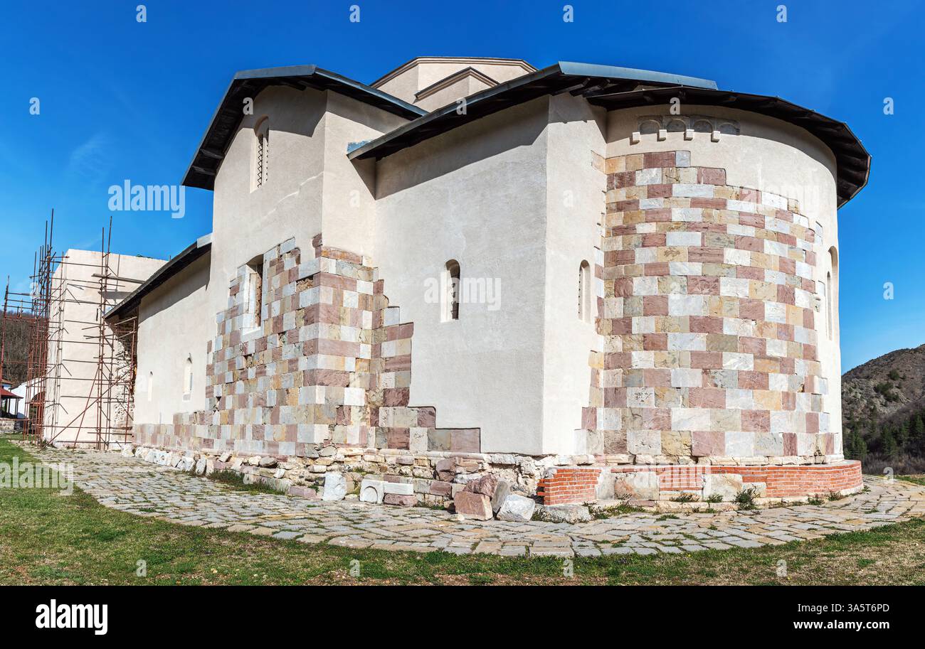 Il monastero di Banjska è un monastero ortodosso serbo situato nel villaggio di Banjska vicino a Zvečan, in Kosovo. Foto Stock
