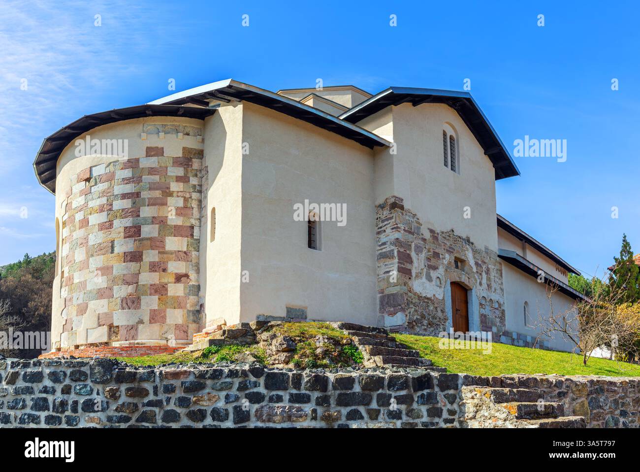 Il monastero di Banjska è un monastero ortodosso serbo situato nel villaggio di Banjska vicino a Zvečan, in Kosovo. Foto Stock