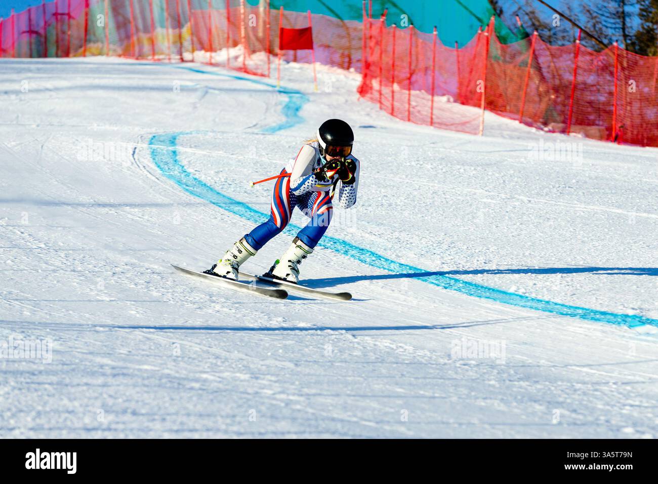 donna sciatrice su pista innevata durante lo sci alpino agonistico Foto Stock
