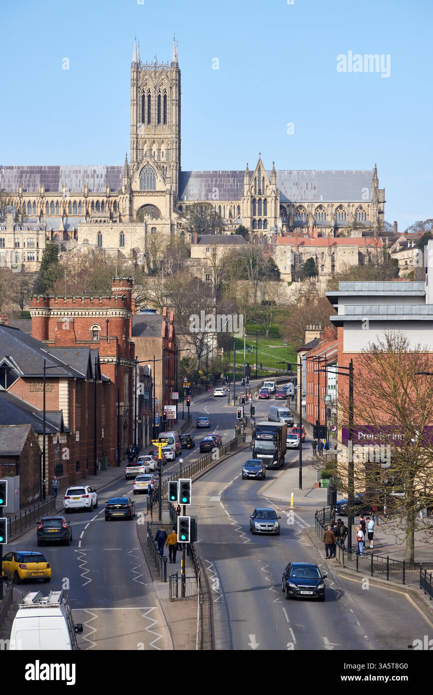 Una vista panoramica della Cattedrale di Lincoln dal Broadgate Bridge a Lincoln, Inghilterra. L'iconica cattedrale, conosciuta per la sua splendida architettura gotica e il suo traino Foto Stock Una vista panoramica della Cattedrale di Lincoln dal Broadgate Bridge a Lincoln, Inghilterra. L'iconica cattedrale, conosciuta per la sua splendida architettura gotica e il suo traino Foto Stock