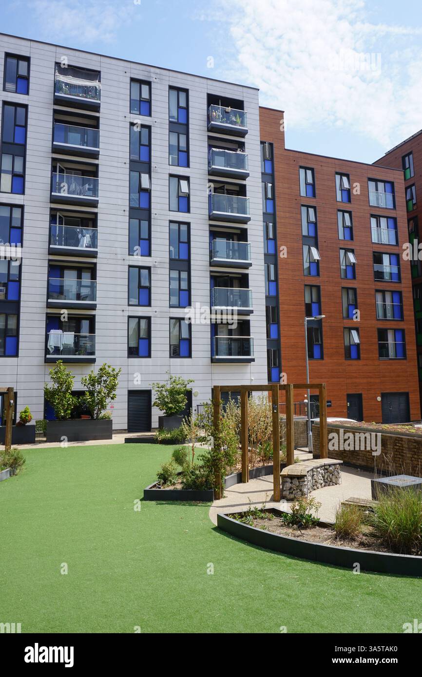 edificio residenziale e giardini comuni. appartamenti in condominio in città Foto Stock