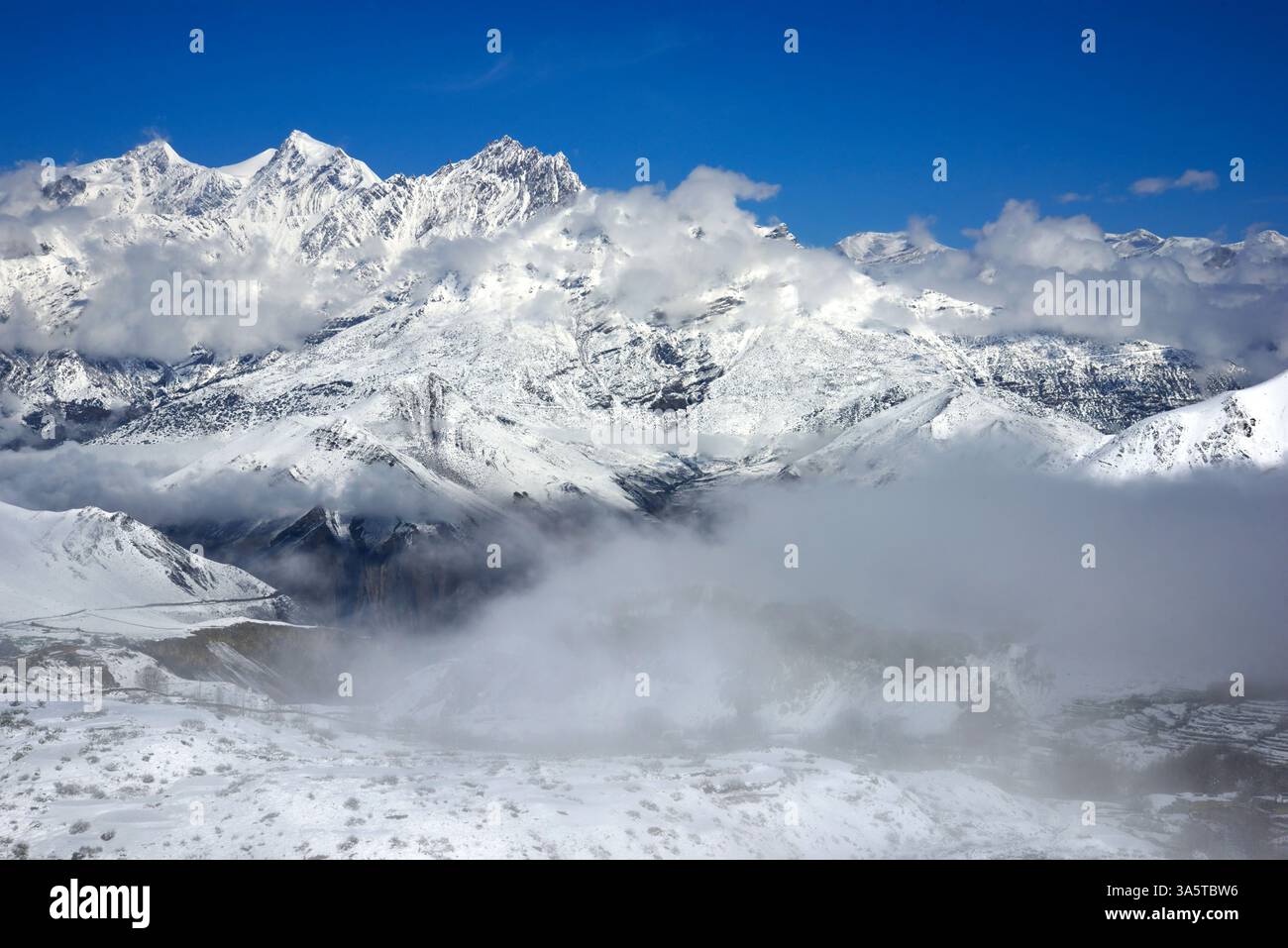 Vista maestosa delle cime innevate dell'Himalaya nella valle di Muktinath ai piedi del passo di montagna di Thorong la, Nepal, distretto di Mustang Foto Stock