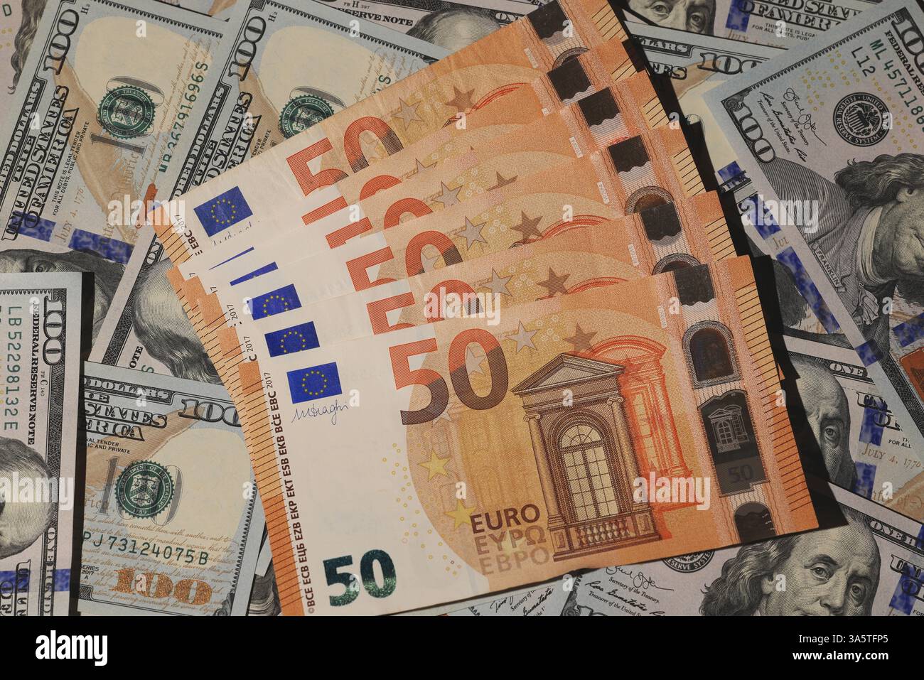 Una varietà di forme di valuta sia euro che dollari sono esposti in modo preminente Foto Stock