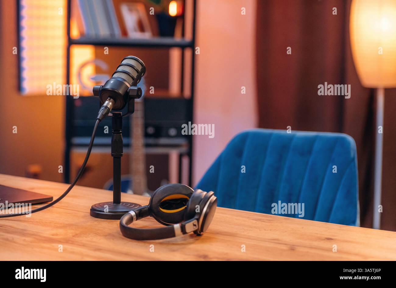 Microfono e cuffie sono sul tavolo, spazio per podcast. Foto Stock