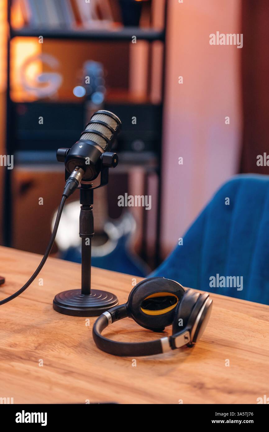 Microfono e cuffie sono sul tavolo, spazio per podcast. Foto Stock