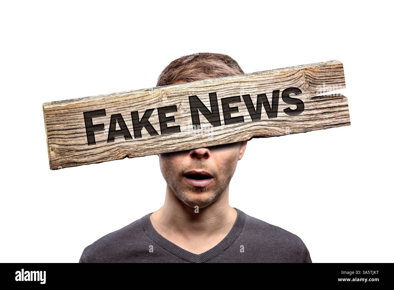 Il cartello Fake News davanti al volto di una persona isolata sul bianco Foto Stock