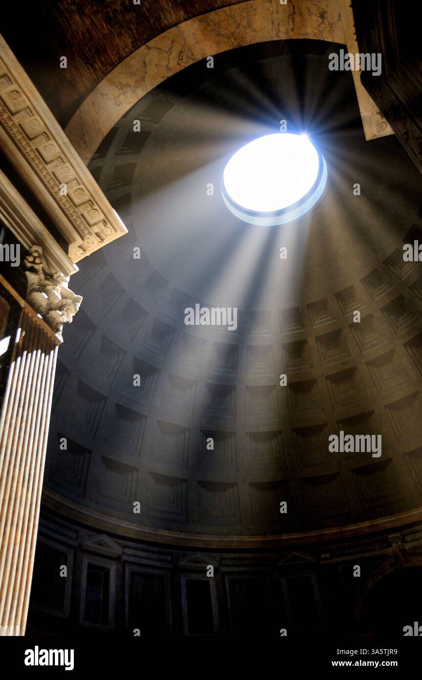 All'interno del Pantheon di Roma, un raggio di luce scorre attraverso l'oculo della cupola, Italia Foto Stock