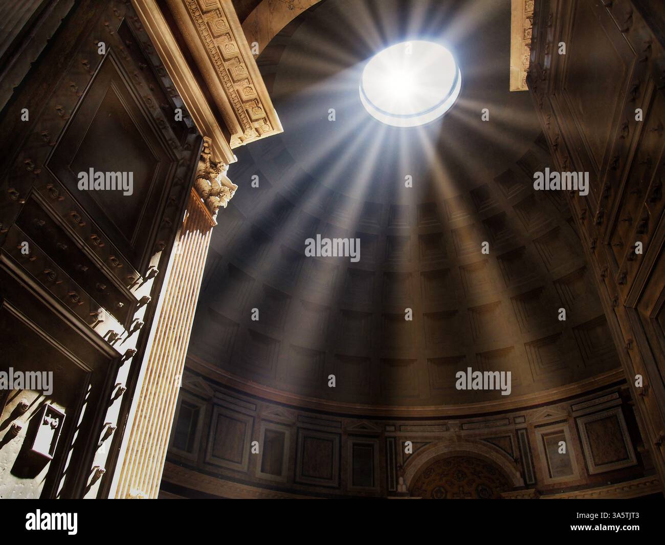 All'interno del Pantheon di Roma, un raggio di luce scorre attraverso l'oculo della cupola, Italia Foto Stock