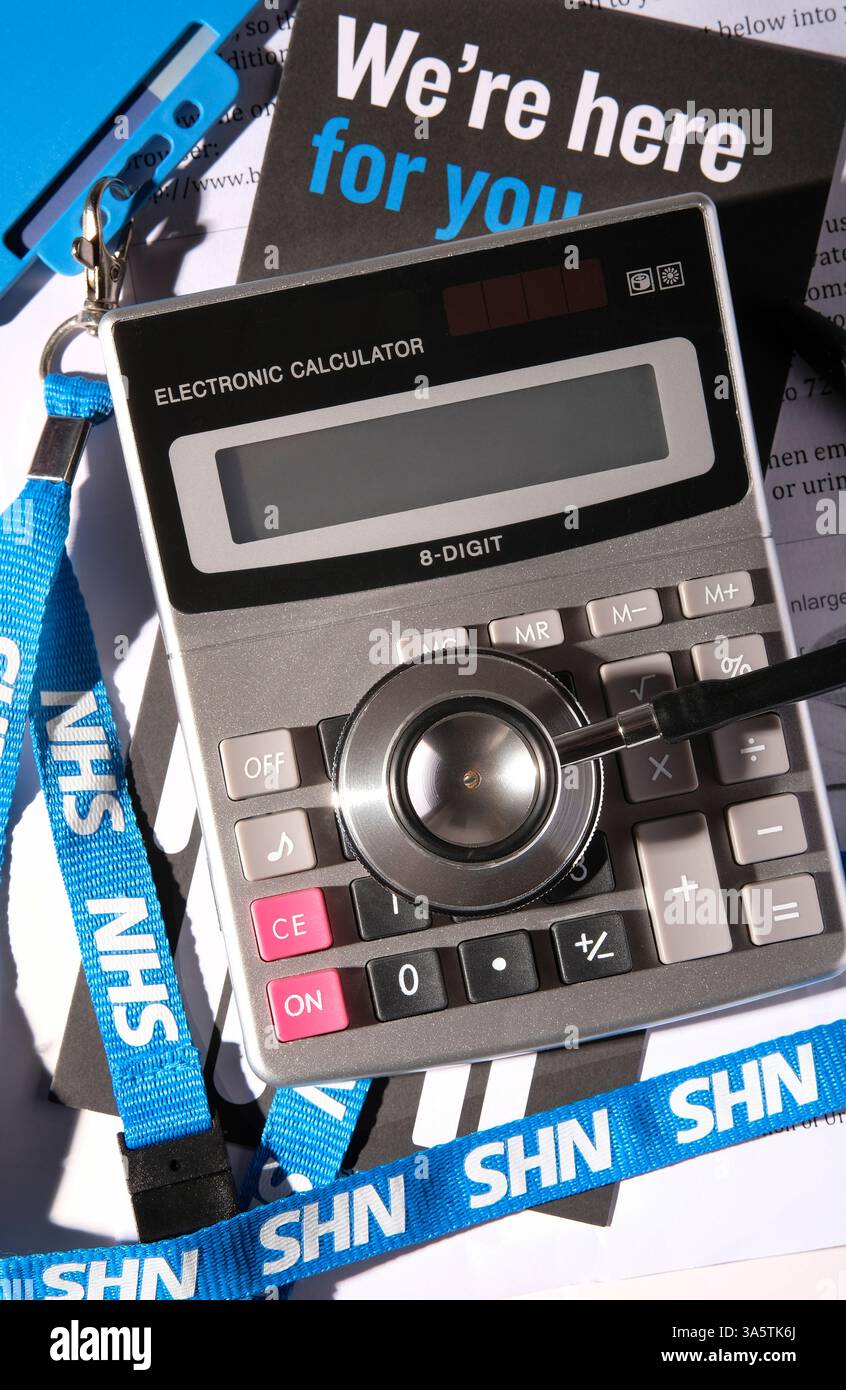 stetoscopio medico e calcolatrice Foto Stock