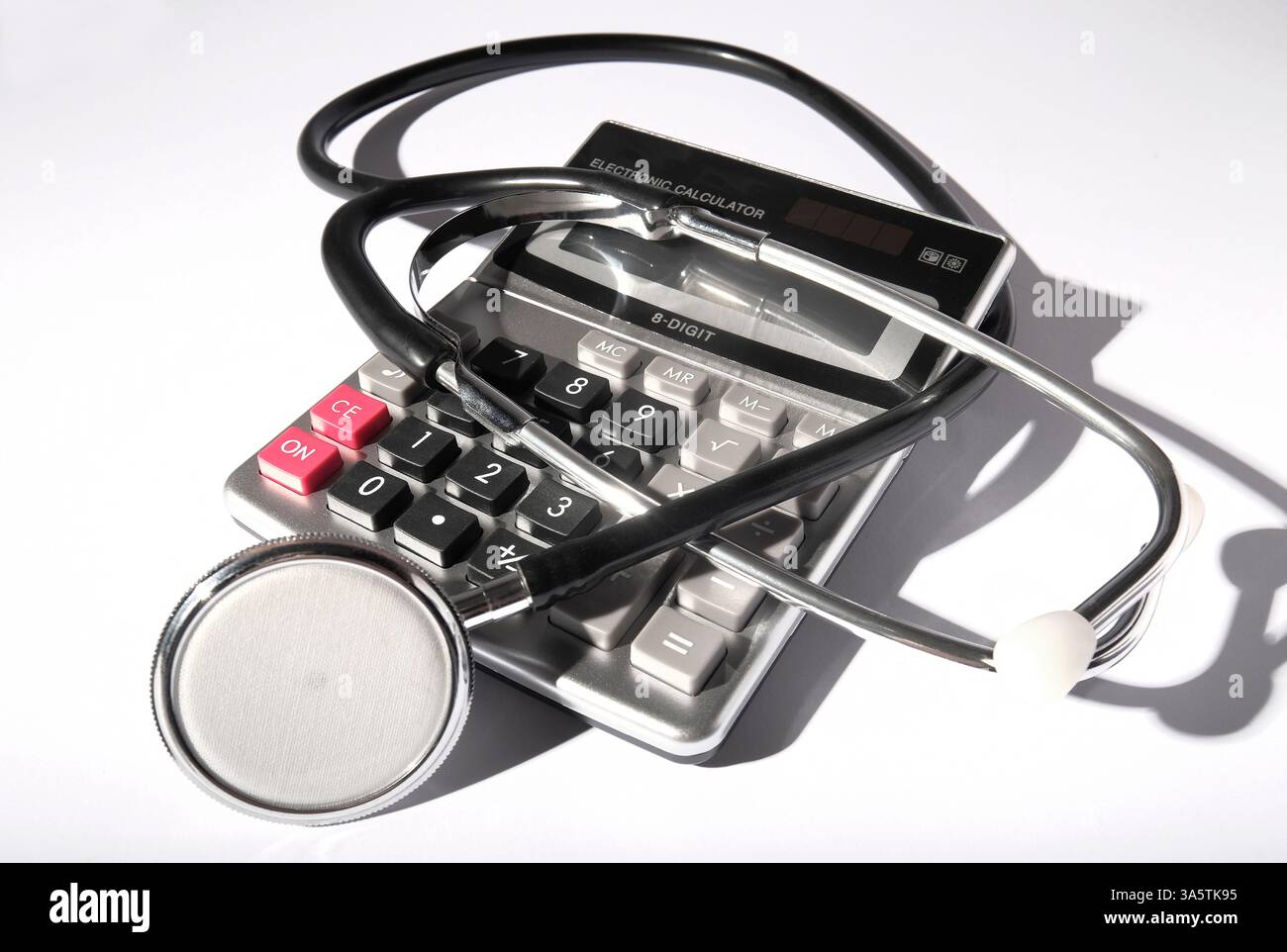stetoscopio medico e calcolatrice Foto Stock