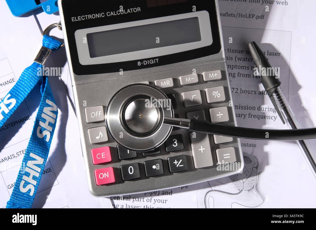 stetoscopio medico e calcolatrice Foto Stock
