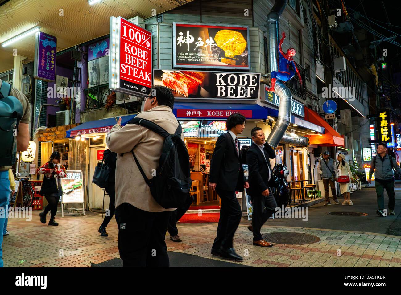 Di fronte a un ristorante Kobe Beef a Dotonbori, Osaka, Giappone, con pedoni a piedi. Foto Stock