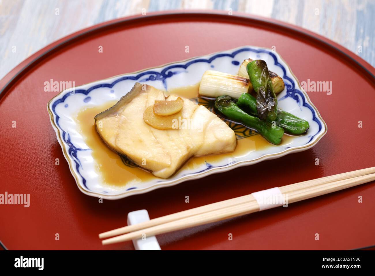 Filetto di pesce strapazzato cotto con brodo base di salsa di soia dolce, cucina giapponese Foto Stock