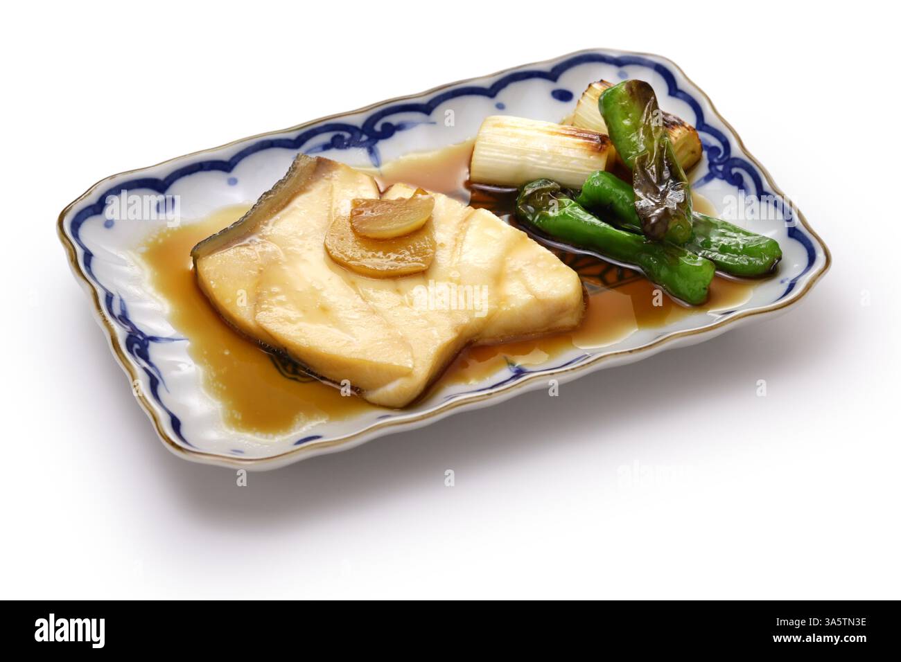 Filetto di pesce strapazzato cotto con brodo base di salsa di soia dolce, cucina giapponese Foto Stock
