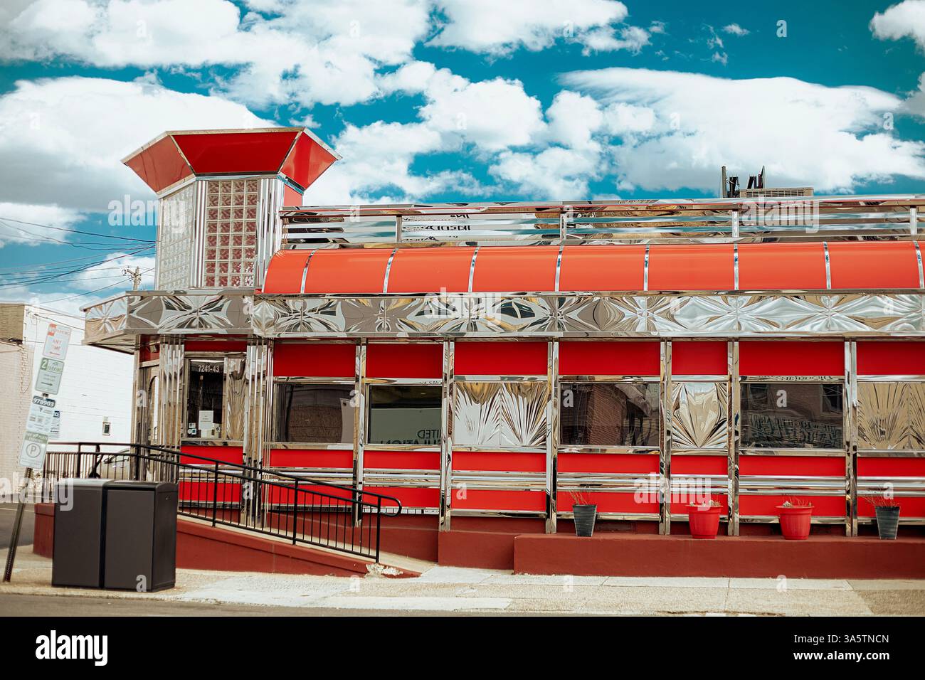 L'esterno di un ristorante vintage con un cartello "Diner" nel quartiere di Lawndale, Philadelphia, Pennsylvania, Stati Uniti Foto Stock