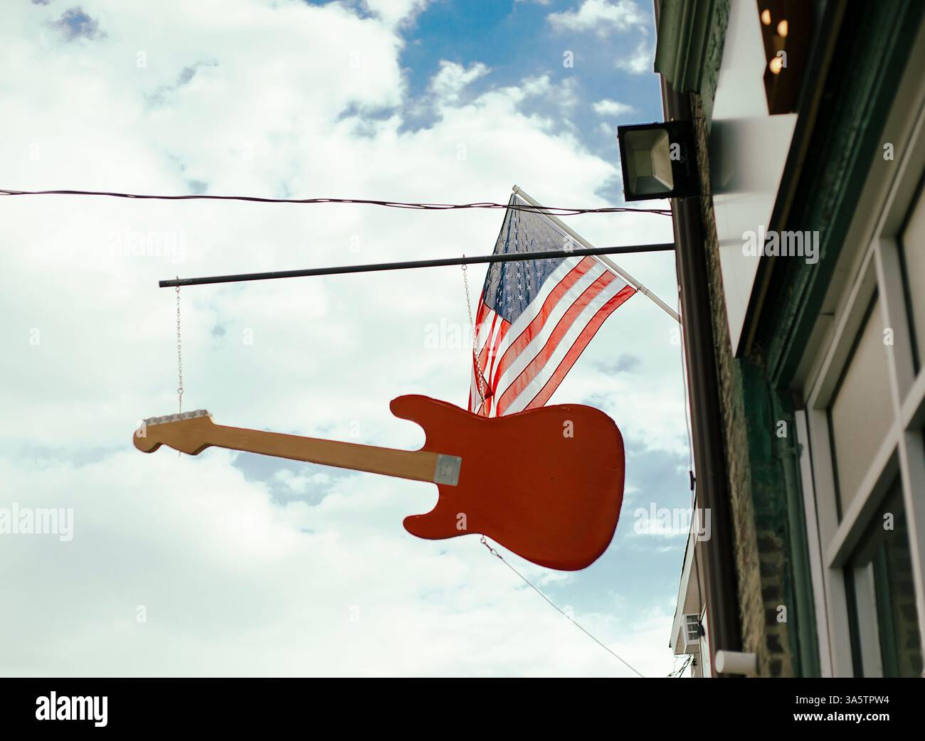 Una chitarra rossa adorna la parte anteriore di un edificio a Philadelphia, Pennsylvania, USA il 23 marzo 2025. Foto Stock