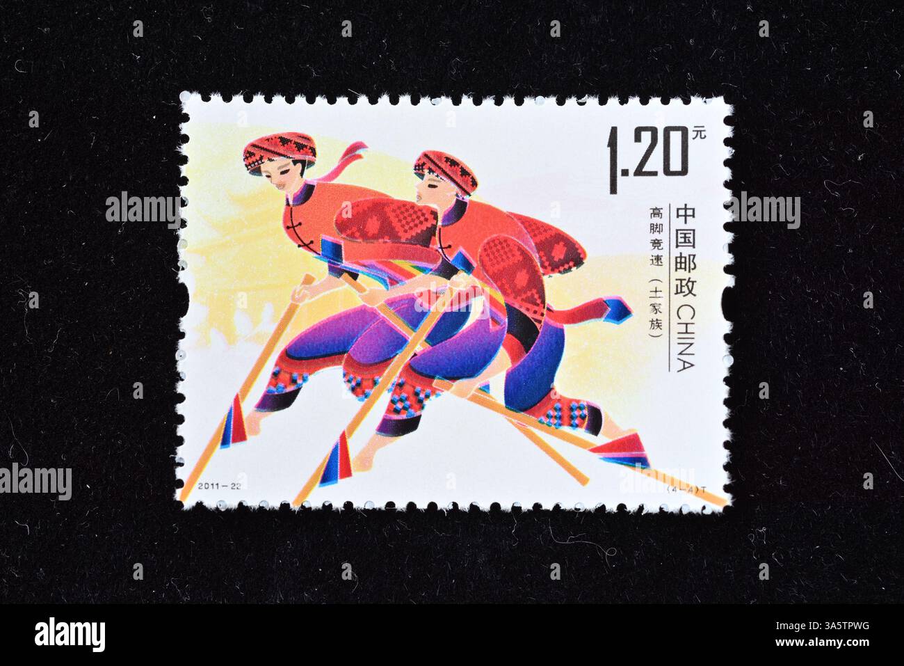 CINA - CIRCA 2011: Un francobollo stampato in Cina mostra lo Sport tradizionale delle minoranze etniche della Cina (2) , circa 2011 Foto Stock