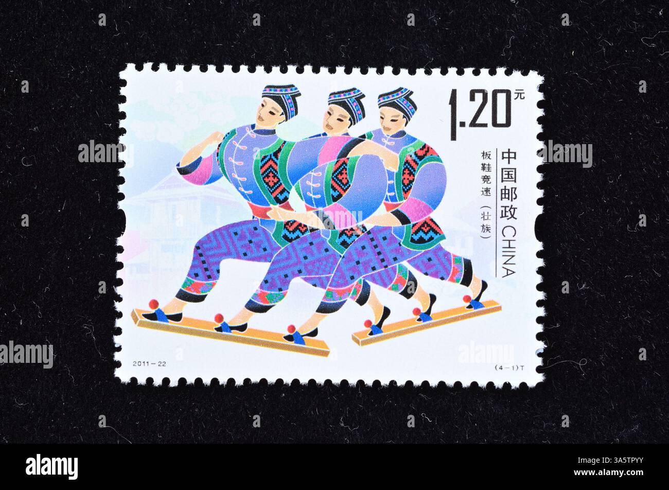 CINA - CIRCA 2011: Un francobollo stampato in Cina mostra lo Sport tradizionale delle minoranze etniche della Cina (2) , circa 2011 Foto Stock