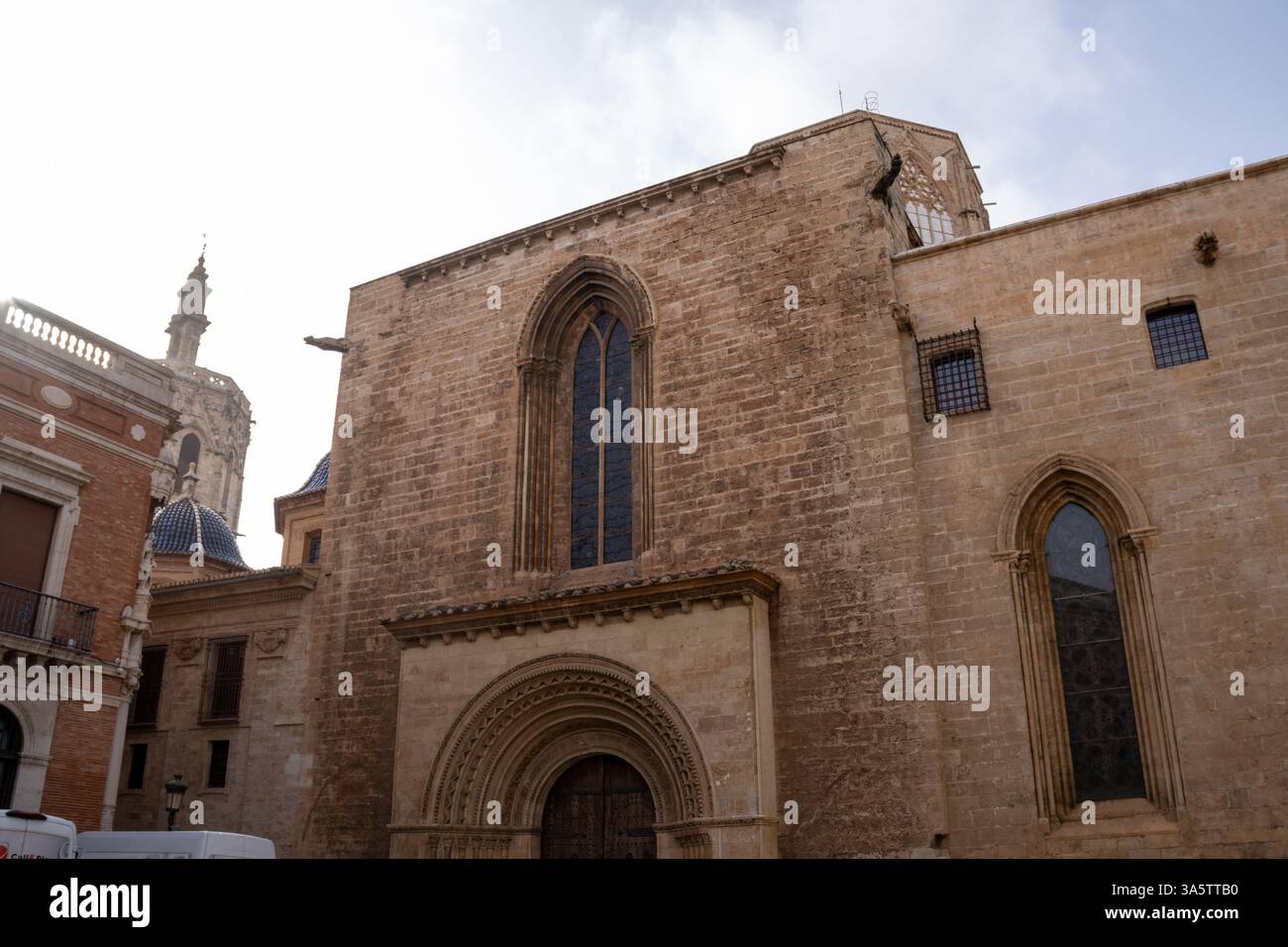 Puerta de la Almoina della Cattedrale di Valencia, Spagna, un'impressionante entrata storica che mostra l'intricata architettura gotica. Foto Stock