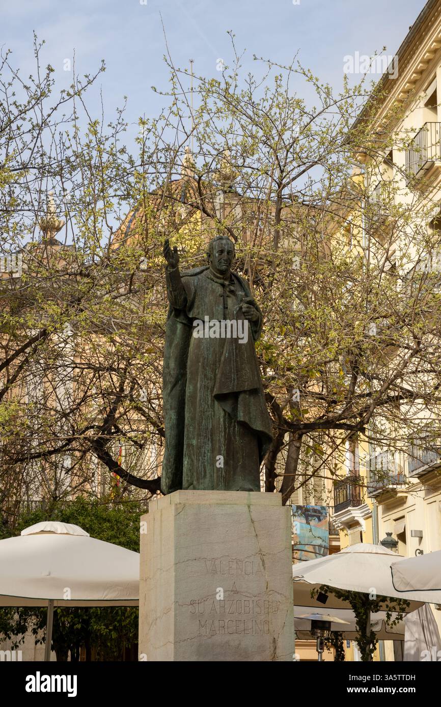 Statua dell'Arcivescovo Marcelino in Plaza de Décimo Junio Bruto, Valencia, Spagna, in onore della sua eredità e del suo significato culturale. Foto Stock Statua dell'Arcivescovo Marcelino in Plaza de Décimo Junio Bruto, Valencia, Spagna, in onore della sua eredità e del suo significato culturale. Foto Stock