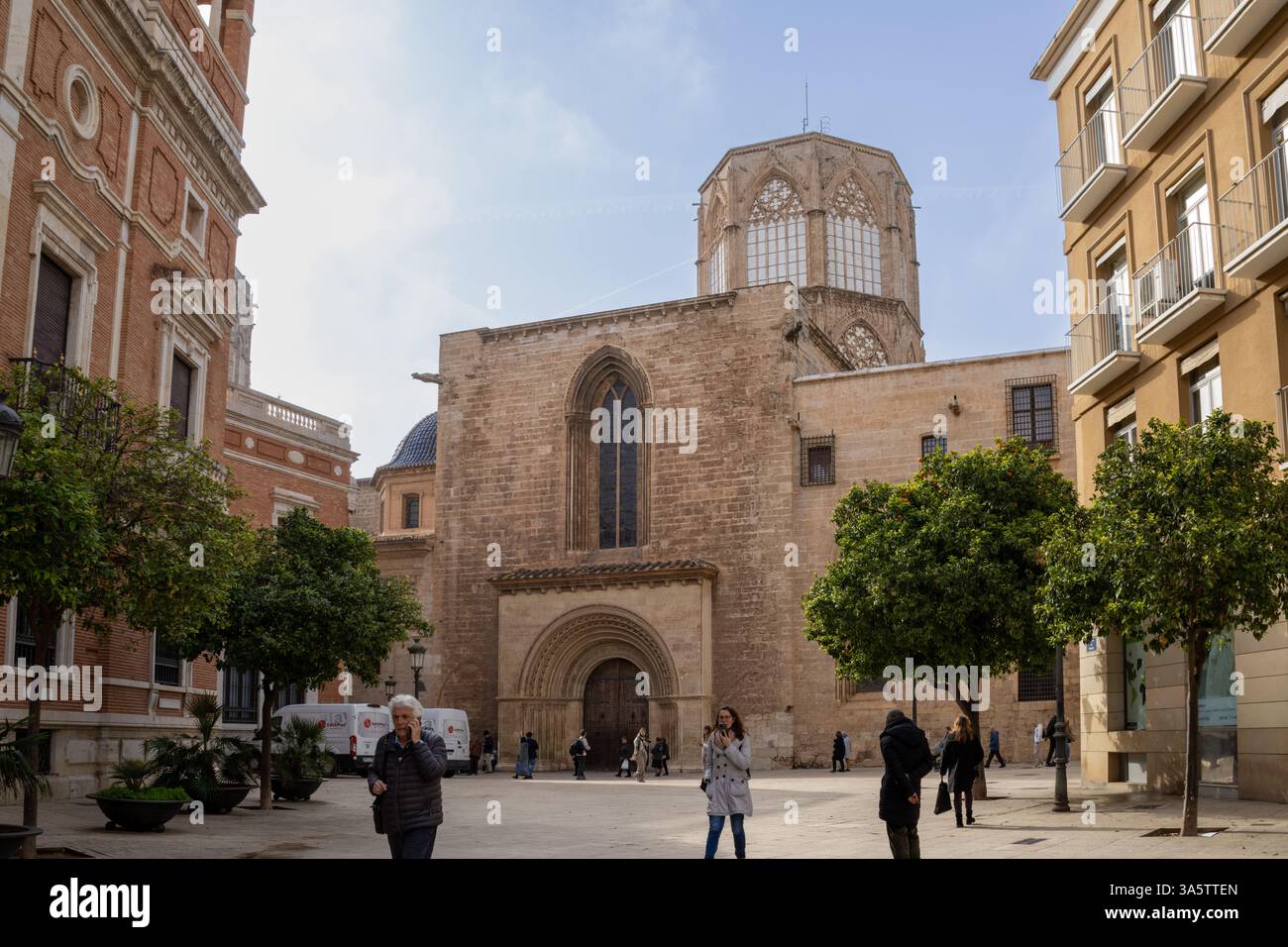 Puerta de la Almoina della Cattedrale di Valencia, Spagna, un'impressionante entrata storica che mostra l'intricata architettura gotica. Foto Stock