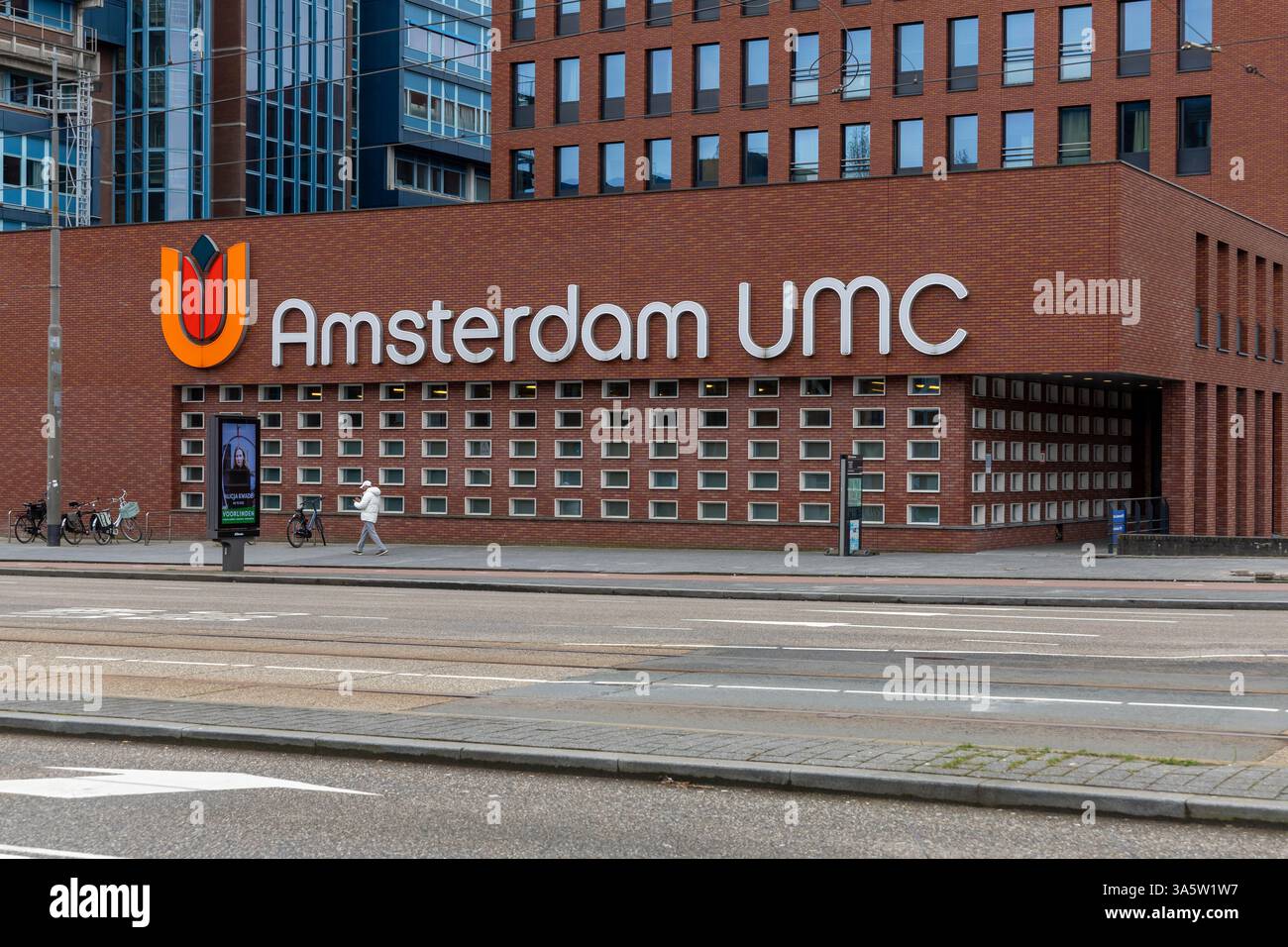 Amsterdam UMC firma logo sull'ospedale. L'Università di Amsterdam UMC è un centro medico che combina la cura dei pazienti, la ricerca scientifica e l'educazione. Foto Stock