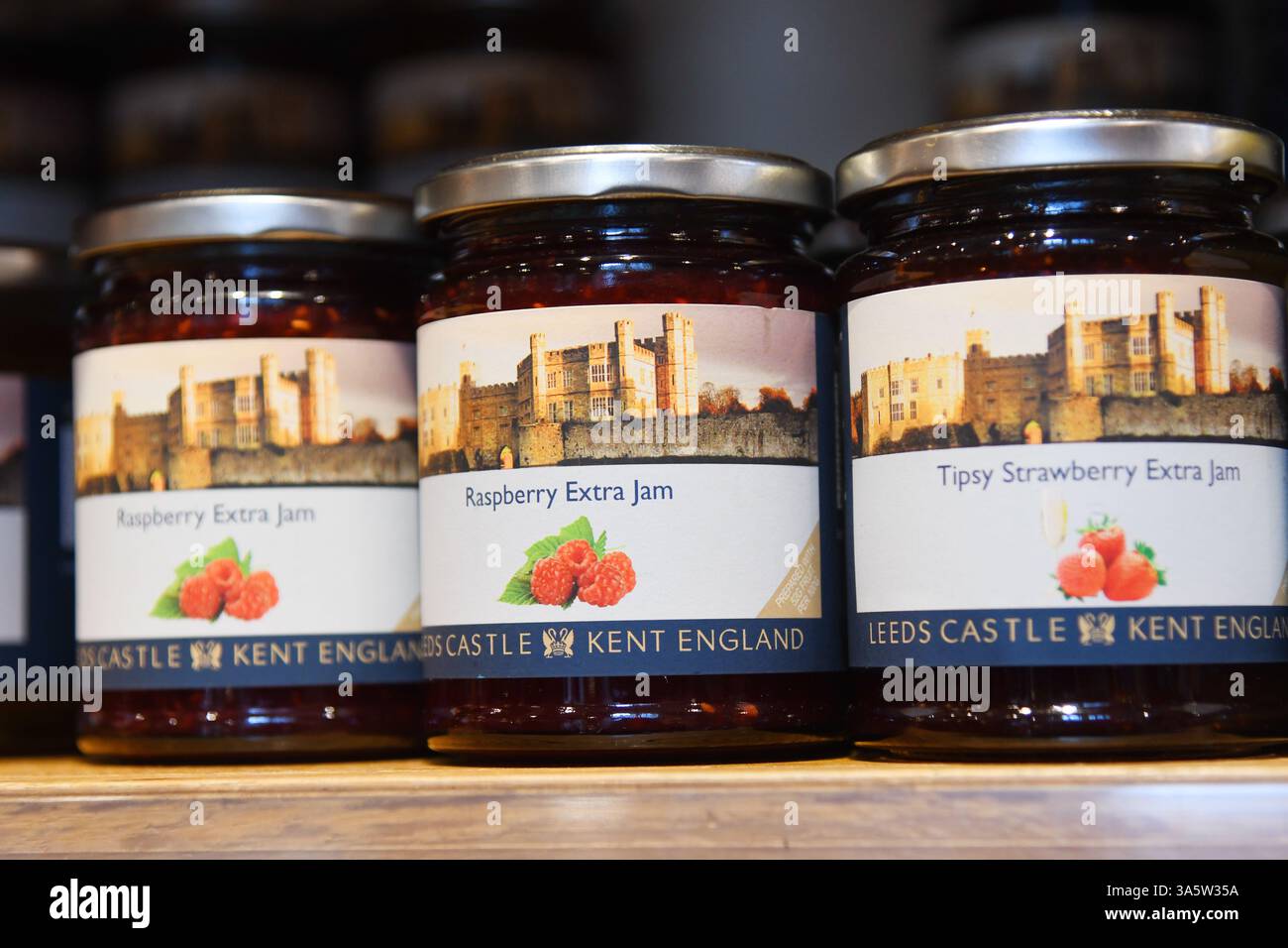 Barattoli di marmellata di lamponi e fragole Foto Stock