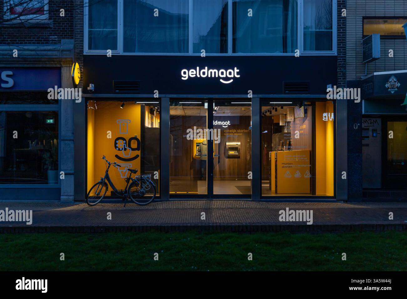 Facciata con logo Geldmaat store. A Geldmaatwinkels, i clienti privati e aziendali possono prelevare e depositare contanti da cinque a otto sportelli bancomat. Foto Stock