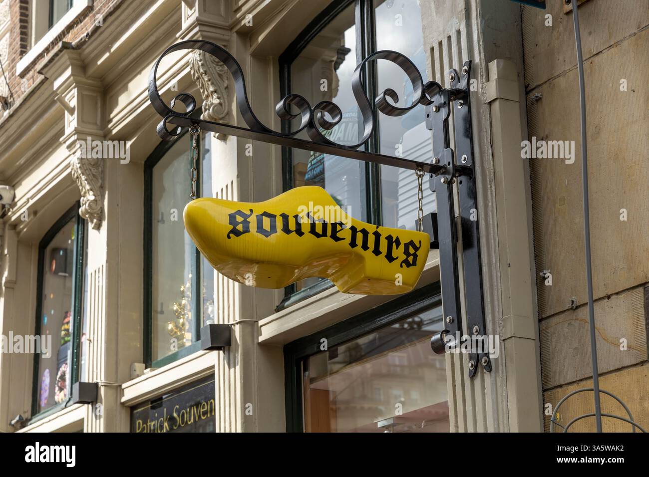 Amsterdam, Paesi Bassi. 16 marzo 2024. Negozio di souvenir ad Amsterdam con un zoccolo di legno giallo come cartello con il testo souvenir sul legno c Foto Stock