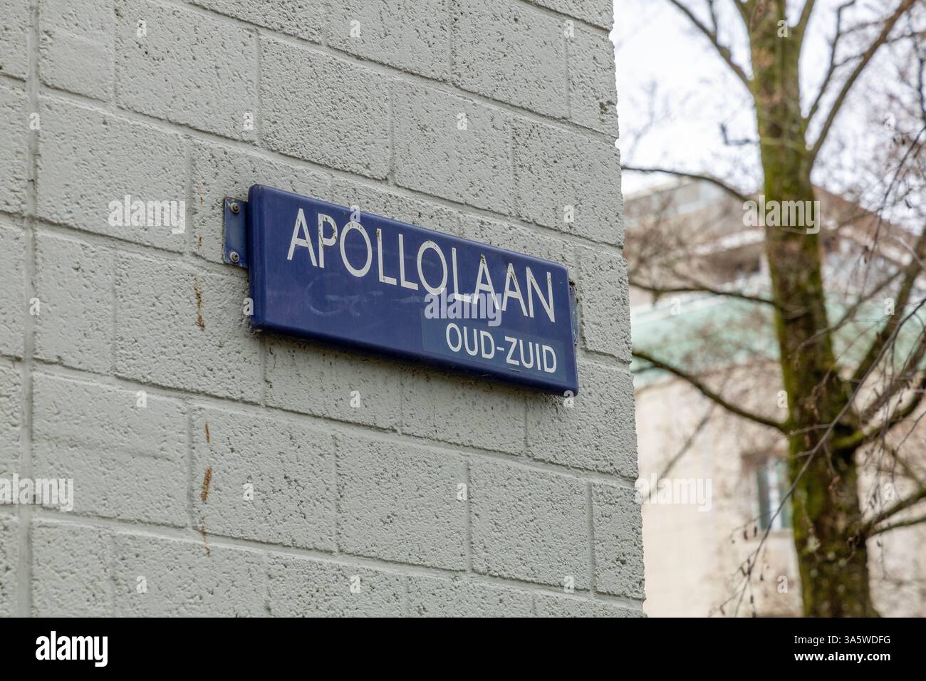 Amsterdam, Paesi Bassi. 16 marzo 2024. Apollolaan, oud-zuid Amsterdam Street cartello su un muro di mattoni bianchi. Foto Stock