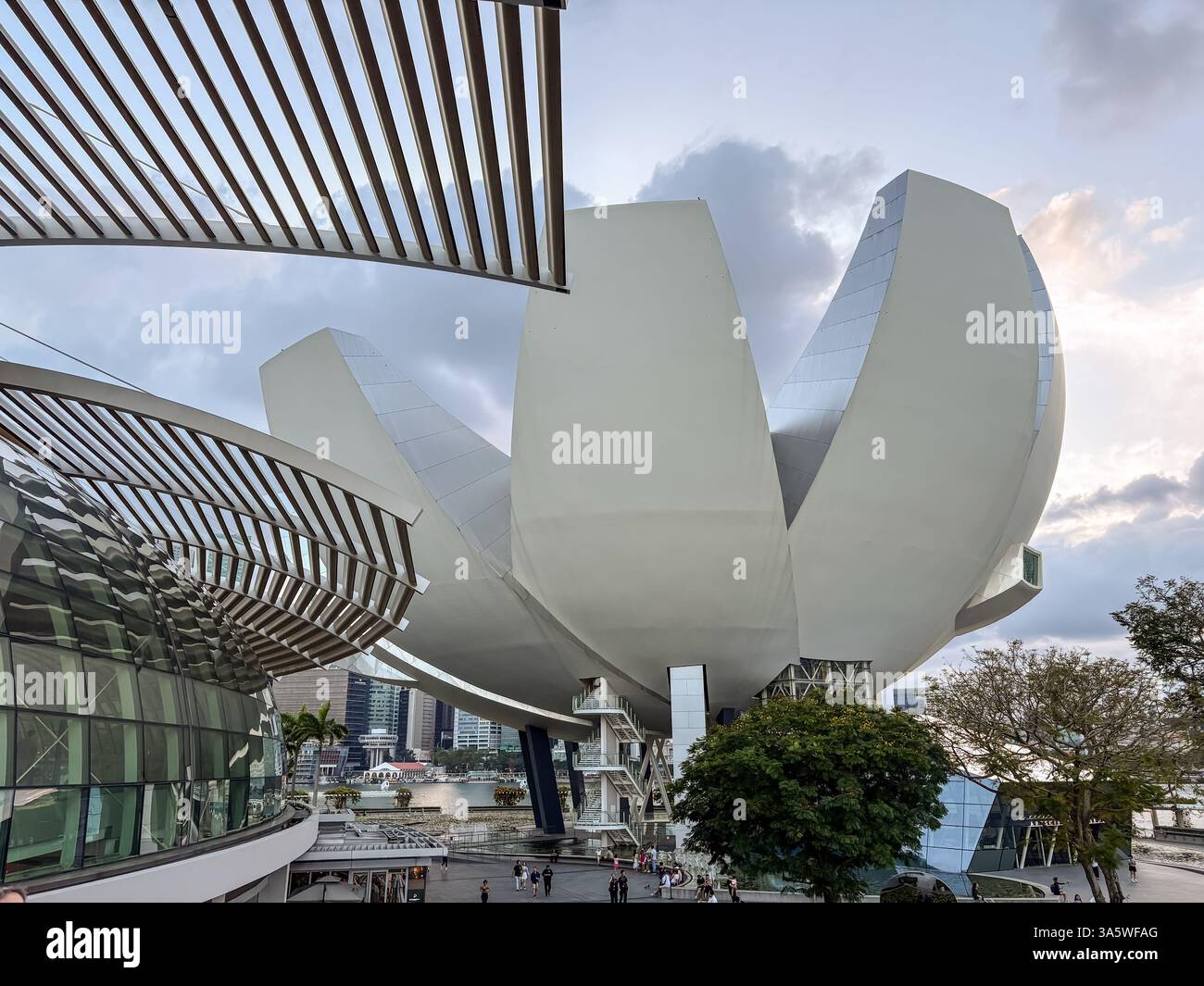 L'ArtScience Museum di Singapore è un punto di riferimento con un design unico ispirato al loto, noto per le sue mostre interattive. Foto Stock