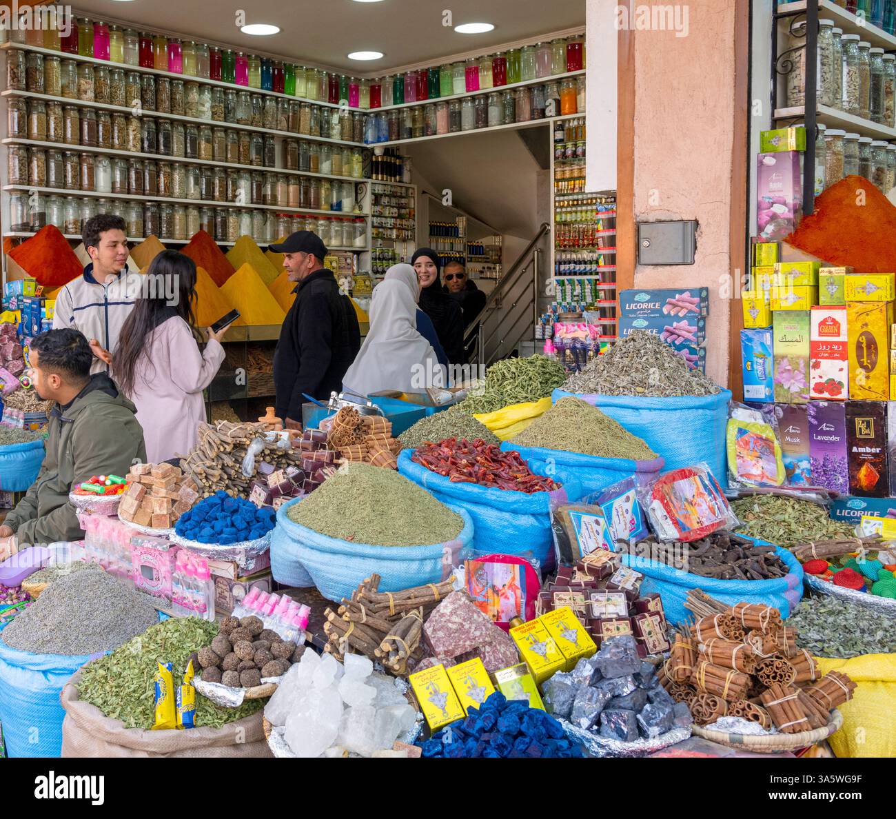 Afrika, Marokko, Marrakesch, Geschäfte im Souk Foto Stock