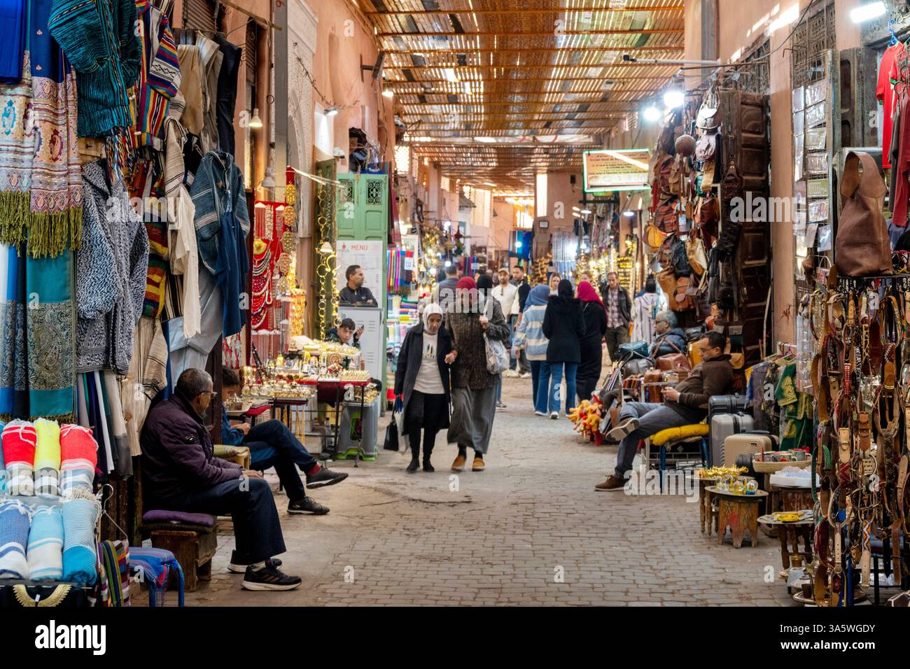 Afrika, Marokko, Marrakech, Geschäfte im Souk Foto Stock