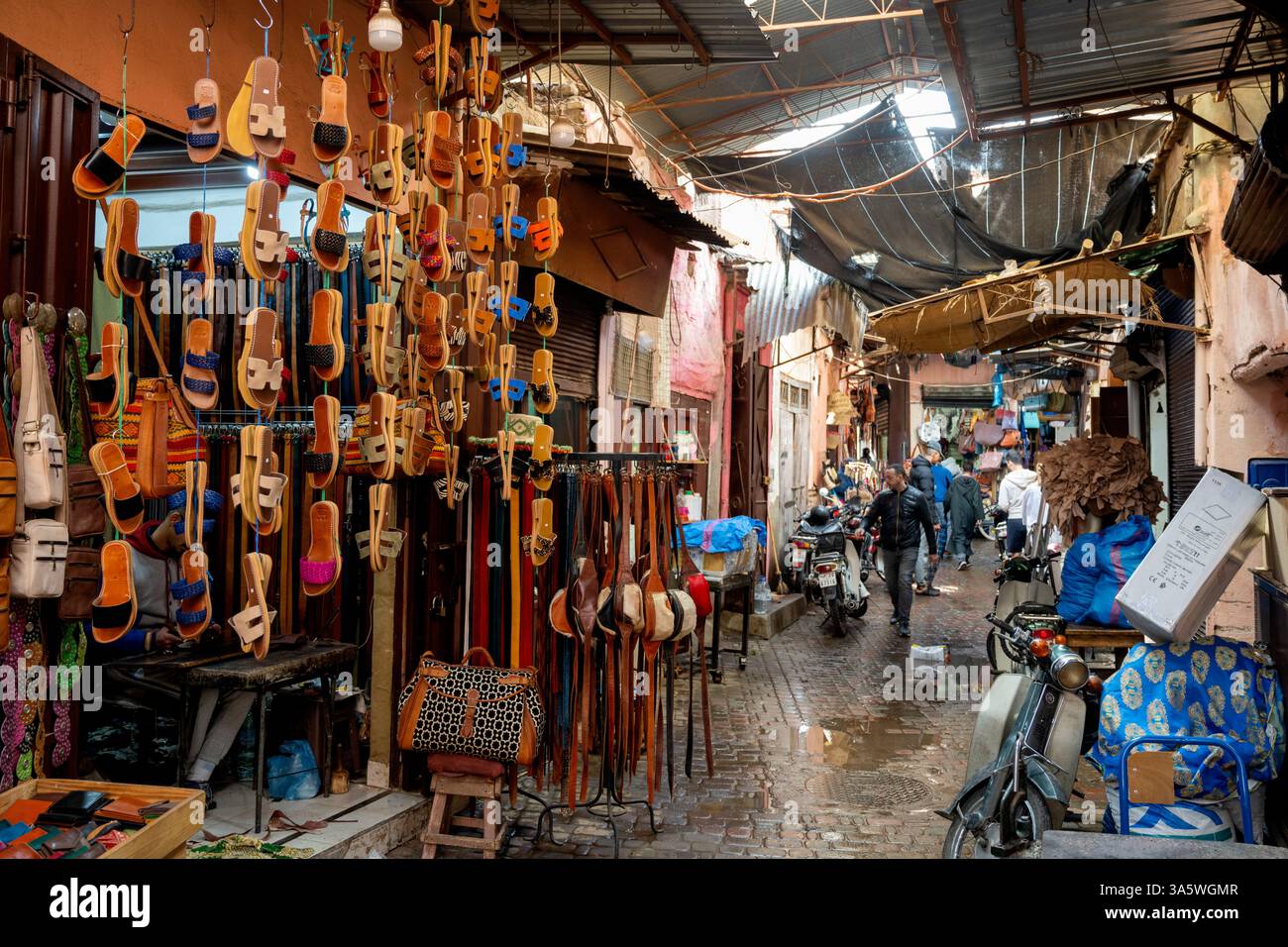Afrika, Marokko, Marrakech, Geschäfte im Souk Foto Stock