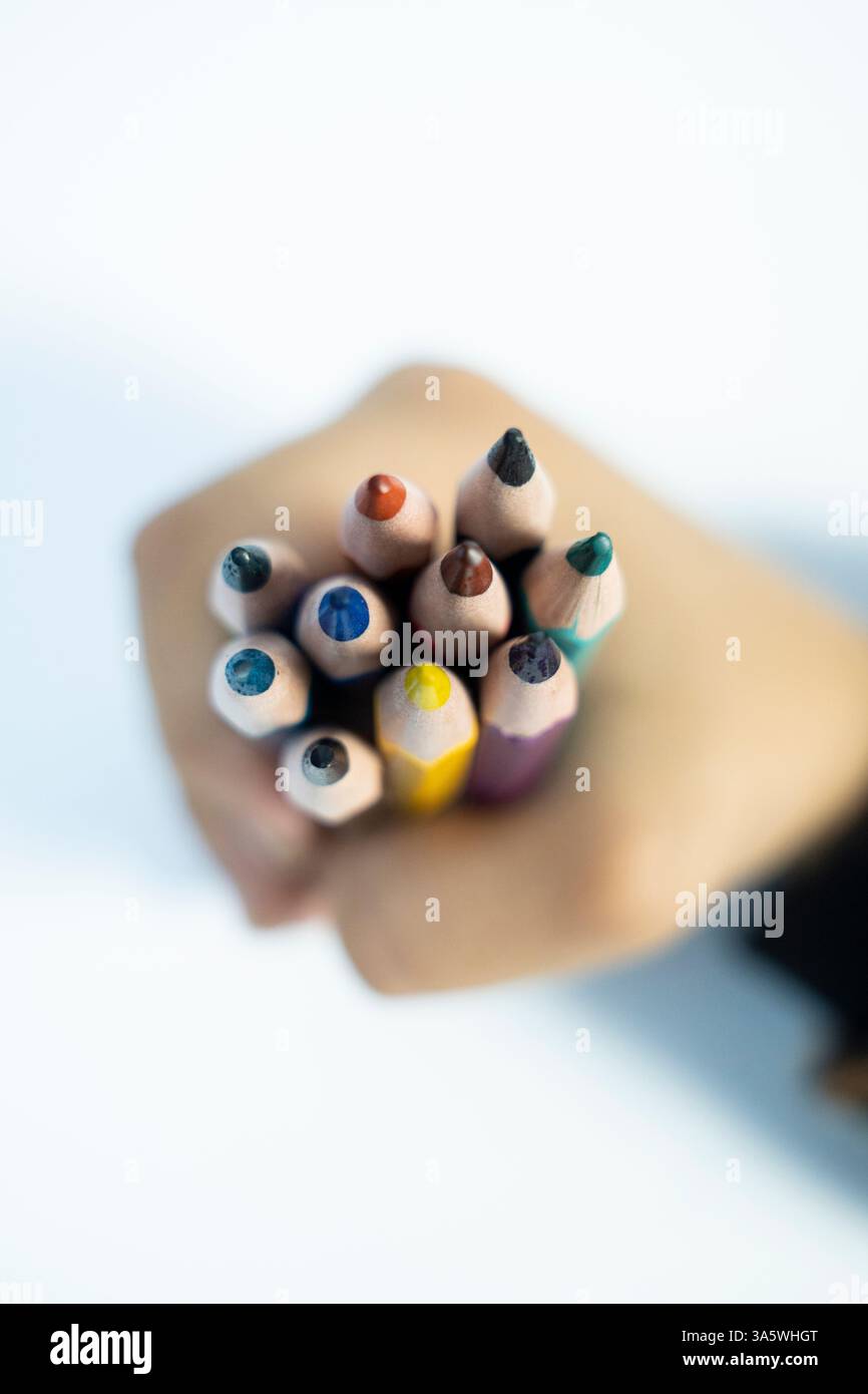 Vista dall'alto verso il basso del colore della matita con Kid su sfondo bianco. Un'immagine creativa da utilizzare a scopo educativo. Foto Stock
