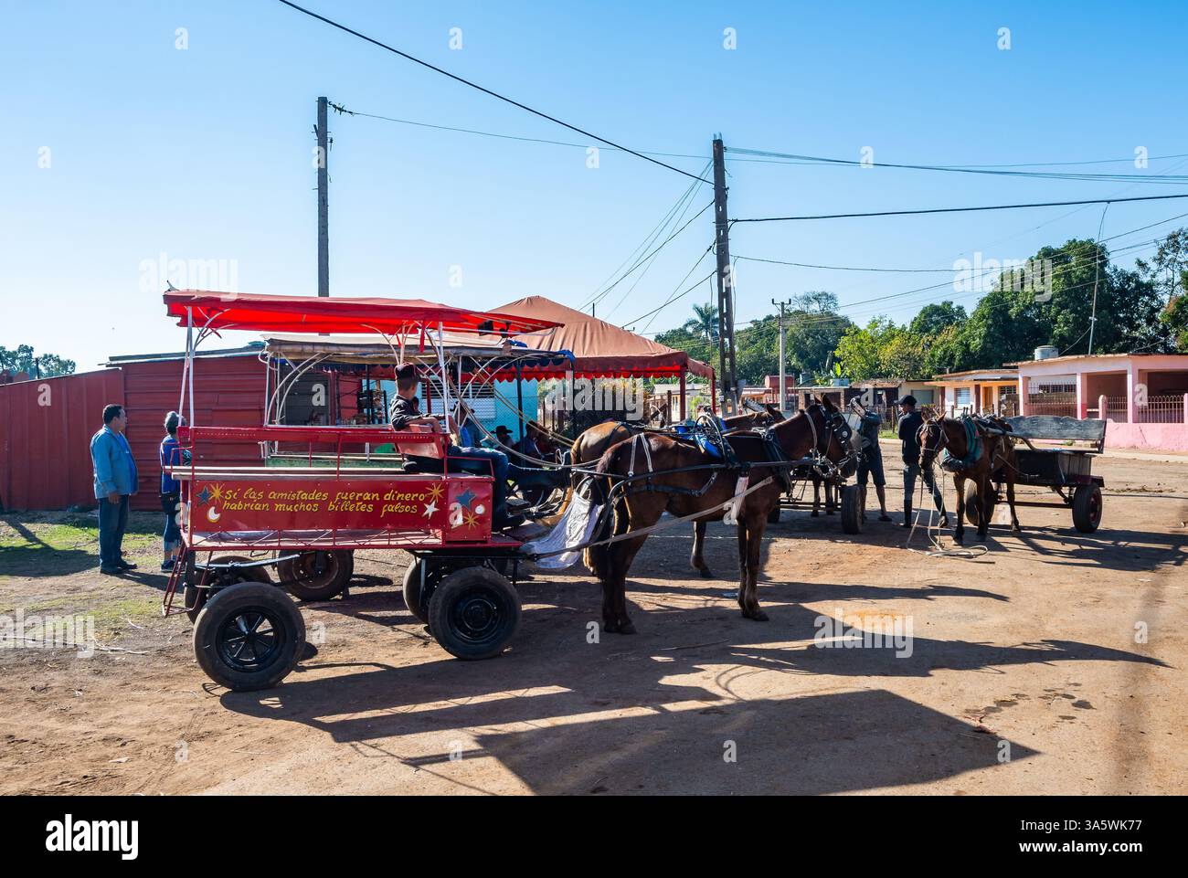Carri trainati da cavalli che fungono da taxi per la gente del posto nella zona rurale. Cuba. Foto Stock