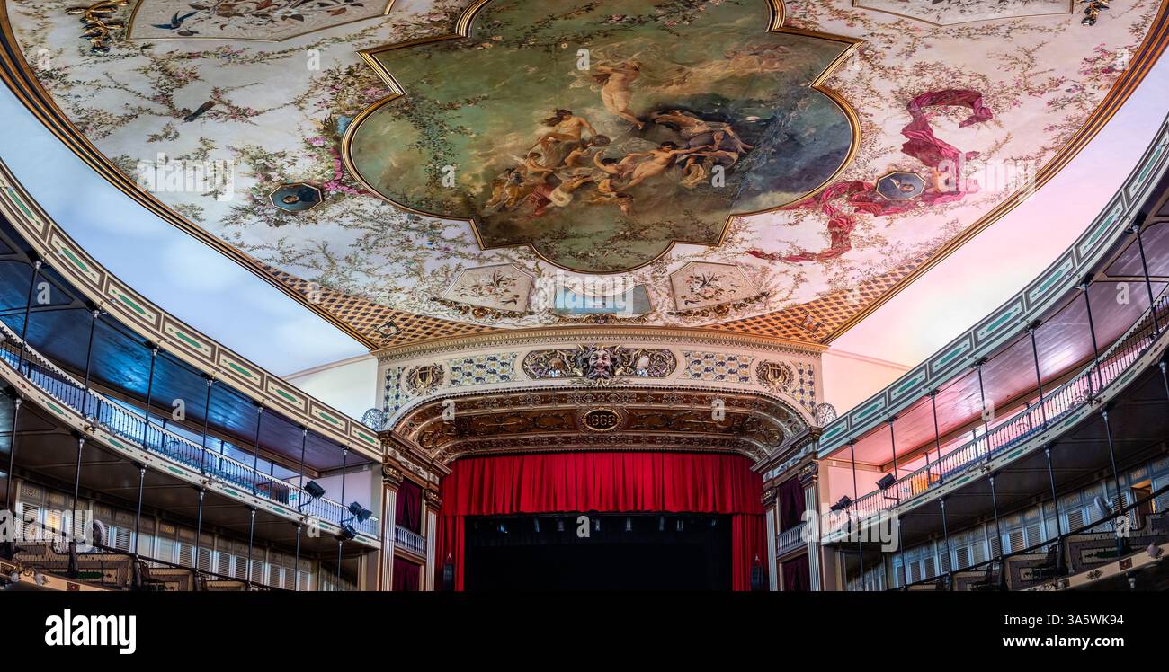 Interni dello storico Teatro Tomás Terry, o Teatro Tomas Terry, con soffitto dipinto e decorazioni artistiche. Cienfuegos, Cuba. Foto Stock