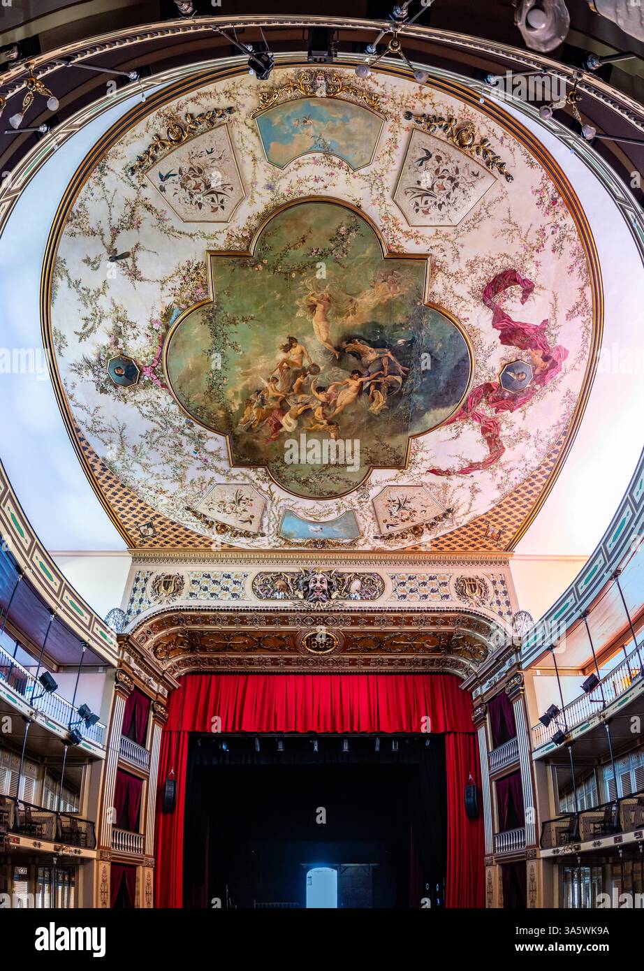 Soffitto splendidamente dipinto dello storico Teatro Tomás Terry, o Teatro Tomas Terry, con decorazioni artistiche. Cienfuegos, Cuba. Foto Stock