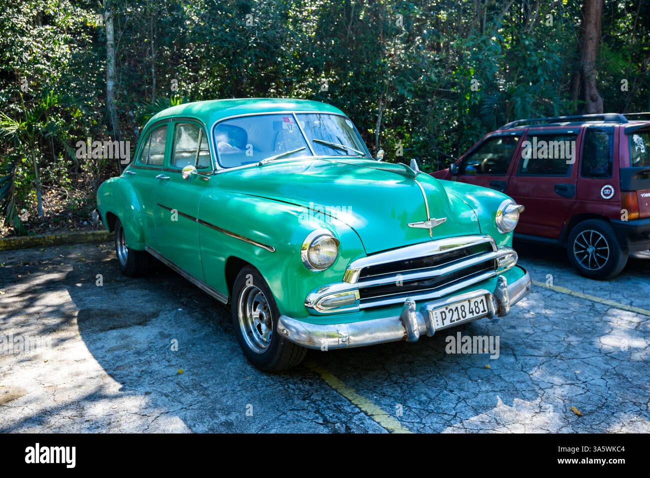 Un'auto d'epoca Chevrolet del 1950 verde brillante nel parcheggio. Cuba. Foto Stock