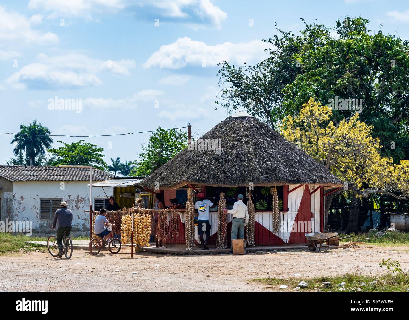 Un negozio sulla strada che vende spuntini e bevande, frutta e verdura, nell'area rurale dell'isola. Cuba. Foto Stock