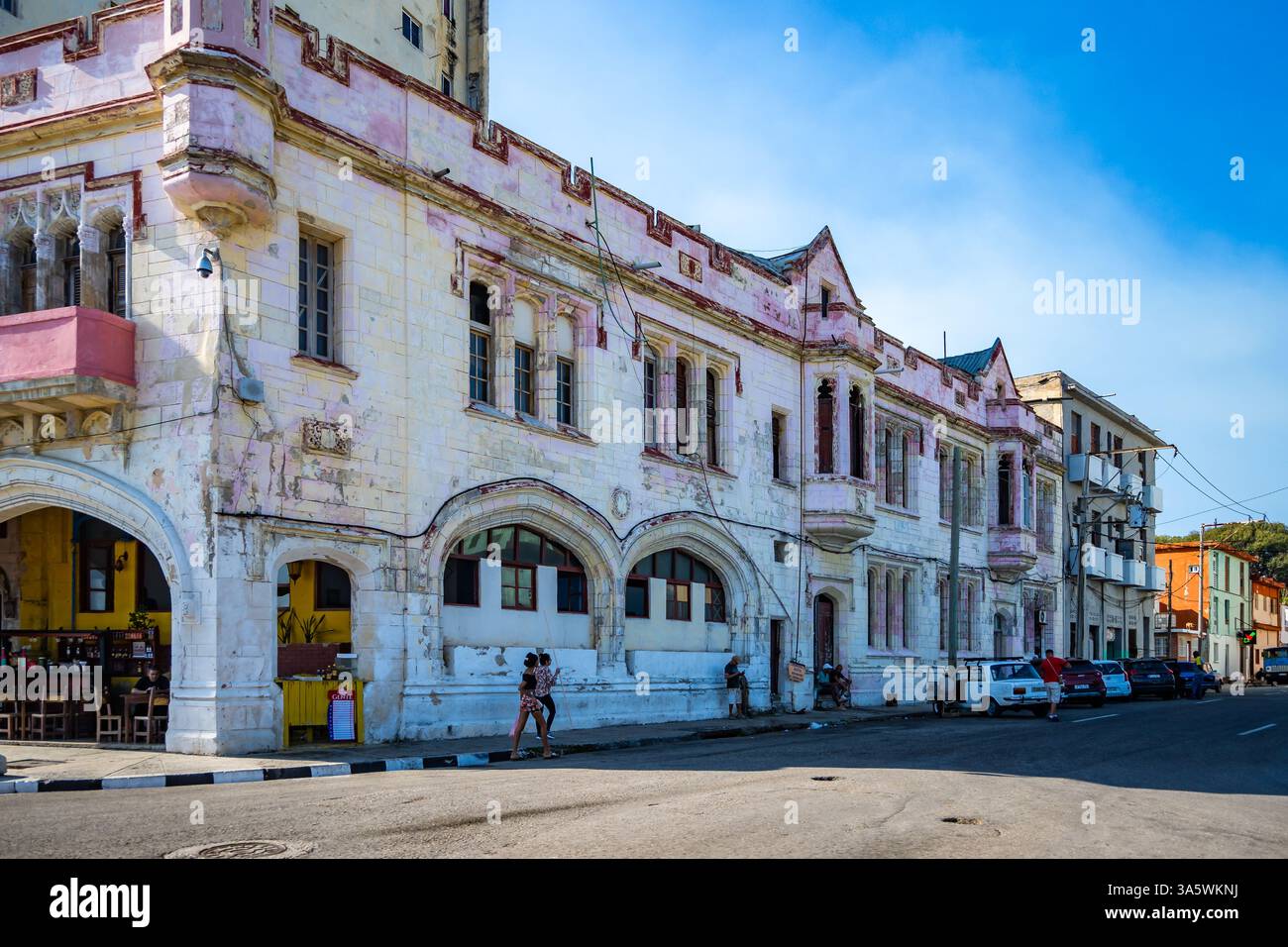 Vecchi edifici in rovina lungo lo storico lungomare di l'Avana, Cuba. Foto Stock