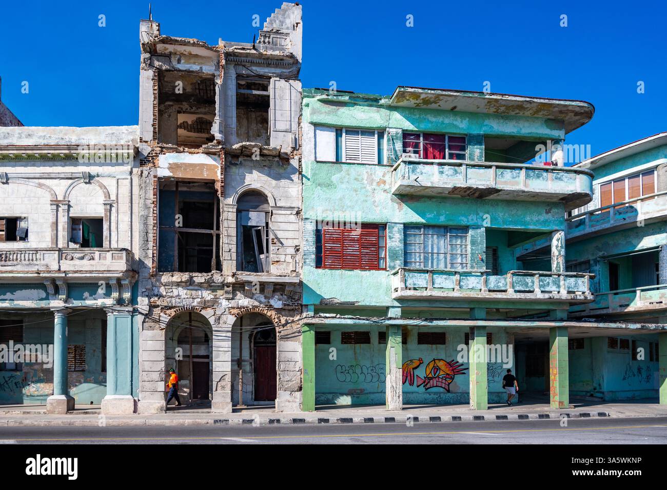 Vecchi edifici in rovina lungo lo storico lungomare di l'Avana, Cuba. Foto Stock