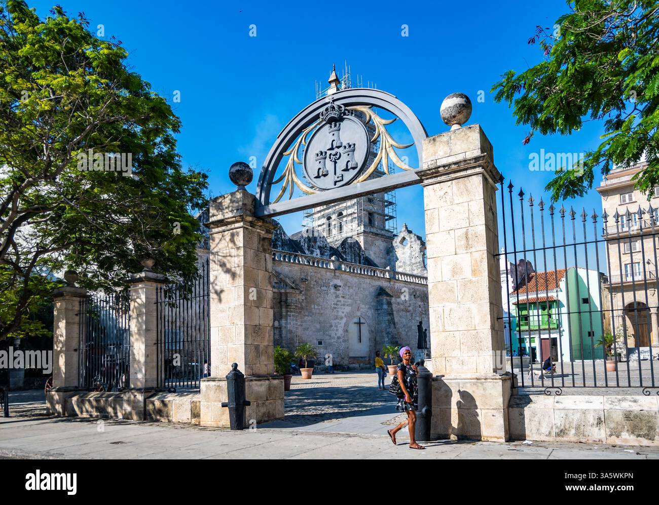 Un cancello per la storica Basílica Menor de San Francisco de Asís. L'Avana, Cuba. Foto Stock